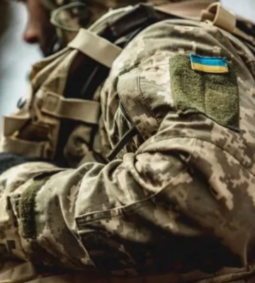 Працівники Львівської ТЦК упіймали чоловіка, який обjізав дерева (відео)