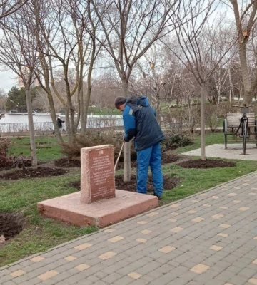 В Одесі миють пам’ятники та готують фонтани до розконсервування, – ФОТО
