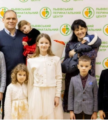 У Львові жінка народила сьому дитину: хлопчик став 105 онуком у бабусі