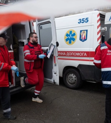 На Херсонщині росіяни скинули вибухівку з дрона на автівку: поранено двох людей