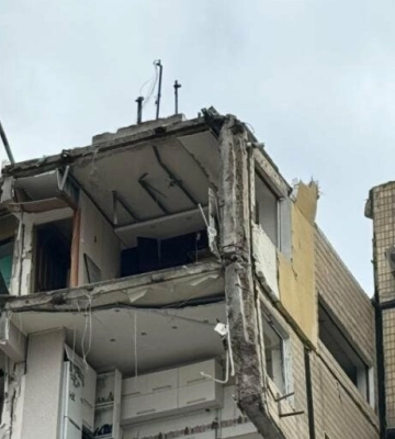 У Дніпрі розпочали демонтаж 3 підʼїзду у будинку на Набережній Перемоги, куди рік тому влучила ракета