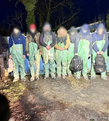Брали плату в криптовалюті та видавали рибальські костюми: на Одещині поліція викрила двох чоловіків, які переправляли ухилянтів. ФОТОрепортаж