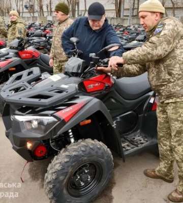 Для эвакуации раненых и боевых задач: Днепр предоставил Силам обороны первые 50 новых квадроциклов