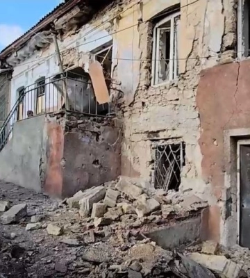 Обстрел Херсона: россияне попали в жилой дом
