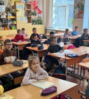 Записати дитину до першого класу можна як очно, так і онлайн. У закладах освіти Дніпра проводять дні відкритих дверей