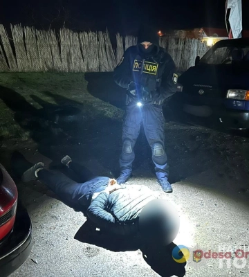 Брали плату в криптовалюті та видавали рибальські костюми: на Одещині поліція викрила двох чоловіків, які переправляли ухилянтів. ФОТОрепортаж