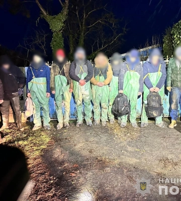 Брали плату в криптовалюті та видавали рибальські костюми: на Одещині поліція викрила двох чоловіків, які переправляли ухилянтів. ФОТОрепортаж
