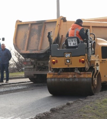 В Дніпрі стартував поточний ремонт доріг гарячим асфальтом