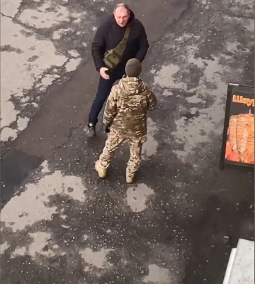 В Житомире прохожий с кулаками набросился на работника ТЦК: полиция нашла нападавшего (видео)