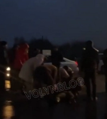 У Луцьку на Дубнівській авто збило жінку – її госпіталізували (відео)