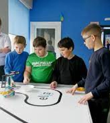 На Волині учні розробили у шкільній STEM-лабораторії робота-сортувальника