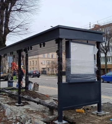 У Луцьку на проспекті Волі встановлюють ще одну розумну зупинку 