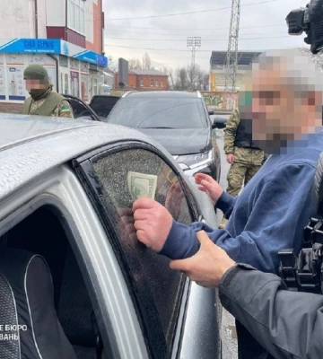 Судитимуть правоохоронця з Хмельниччини, який на початку війни переправляв ухилянтів за кордон
