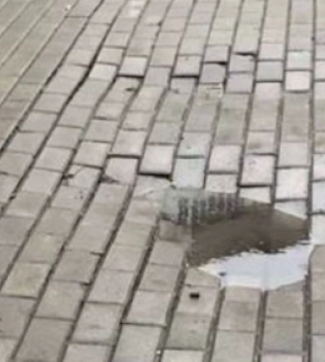 У Луцьку після ремонту підземних електромереж просіла бруківка 