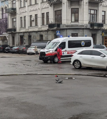 У центрі Черкас не розминулись автомобіль швидкої та позашляховик (ФОТО)