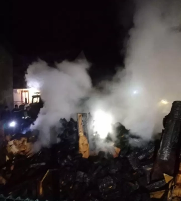 Хустські вогнеборці врятували від вогню два житлові будинки та ліквідували пожежу в надвірній споруді