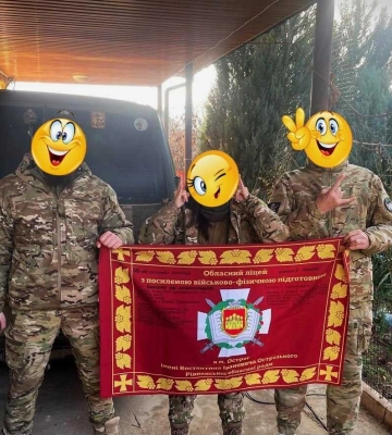 Подякували за захист: військовий ліцей Острога відправив на передову свій прапор