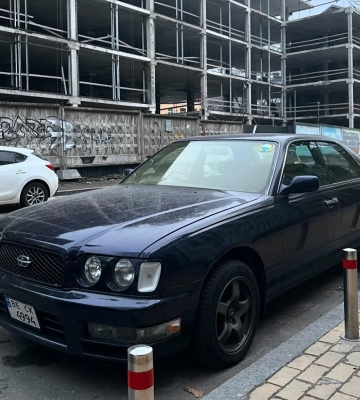 Японский люкс: в Киеве заметили роскошный седан Nissan 90-х 
