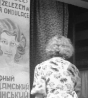Закарпаття 1930-х: жінка в платті поспішає до «салону краси»