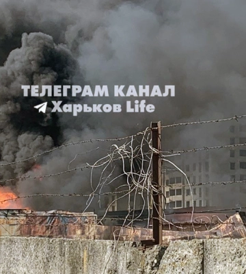 В Харькове горят склады, пожарные спасли мужчину