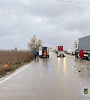 Під Києвом вантажівка протаранила легковик: загинула жінка