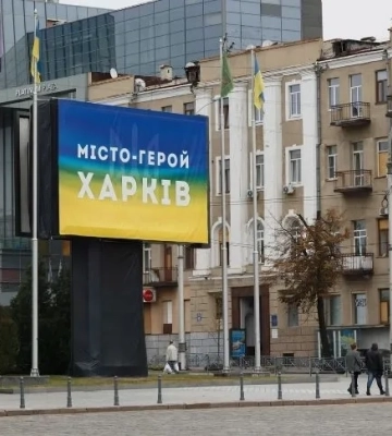 У Харкові - сильна пожежа, вогонь може перекинутися на інші будівлі