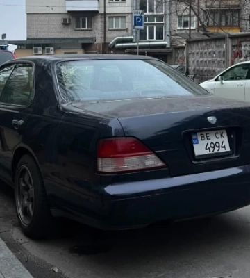 В Україні помітили рідкісний седан Nissan (Фото)
