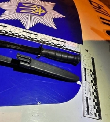 До помешкання лучанки намагався увірватися чоловік з ножем