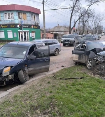 На перехресті у Миколаєві зіткнулися дві автівки