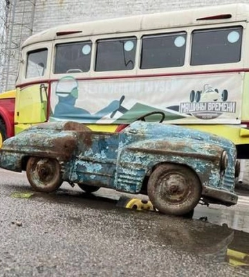 У Дніпровському музеї «Машини часу» реставрують рідкісний дитячий автомобіль