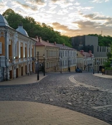 Переплатили 1,4 млн грн за реконструкцію сходів та бруківку на Подолі: судитимуть заступника директора КП