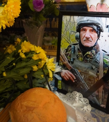 Український воїн, втративши ноги, будує дорогу в своєму селищі (ВІДЕО)