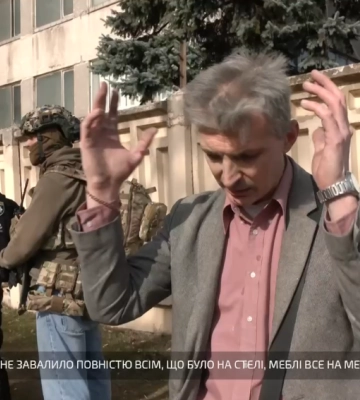 Удар по Харькову: с кондиционера сняли мужчину, спасавшегося от огня (видео)