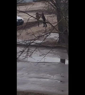 В Шостке работник военкомата надавал пинков местному жителю: в ТЦК отреагировали (видео)