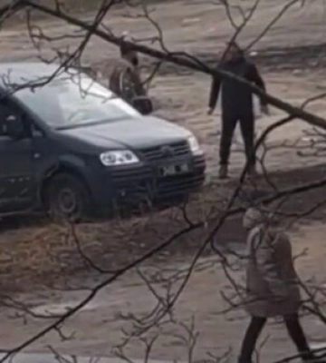 Люди у військовій формі біля буса побили чоловіка ногами та повалили на землю. ВIДЕО