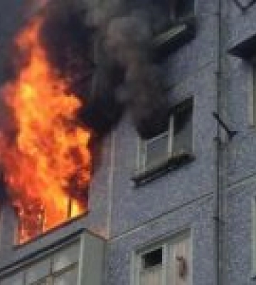 Вогонь перекинувся з квартири на дах: на Шулявці в Києві сталася пожежа у 5-поверхівці