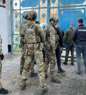 В Хмельницкой области мужчины поставляли в колонию наркотики в кондитерских изделиях и детском питании