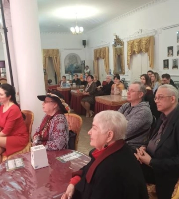 У Миколаївському драмтеатрі відкрито виставку картин