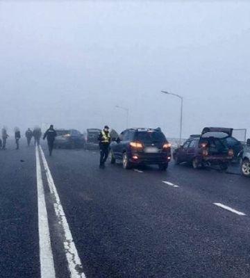 Во Львове в масштабном ДТП столкнулись около 27 автомобилей: движение транспорта затруднено