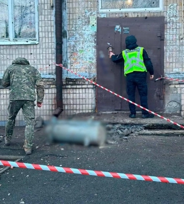 Массированный обстрел Киева: часть ракеты упала возле подъезда многоэтажки (фото, видео)