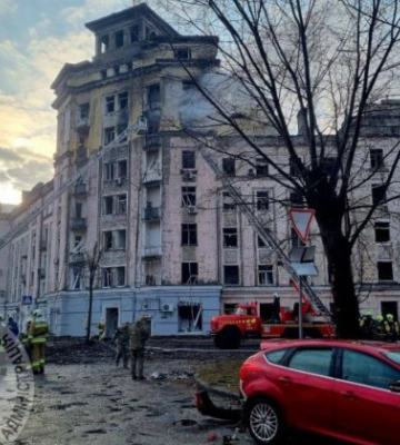 В Шевченковском районе Киева обнаружена боевая часть ракеты возле многоэтажки, видео