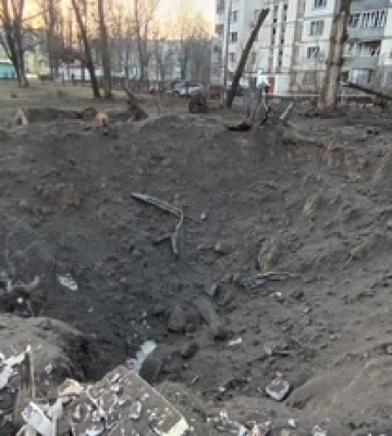 В Киеве образовалась 7-метровая воронка: фото с места падения обломков