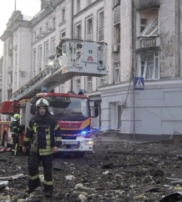 Наслідки російської ракетної атаки: рятувальники працюють у трьох районах Києва
