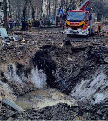 У центрі столиці утворилась величезна вирва від падіння залишків російської ракети (фото, відео)