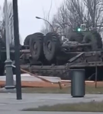 Российский военный грузовик с маркировкой "Z" лежит на тротуаре вверх колесами в оккупированном Луганске. ВИДЕО