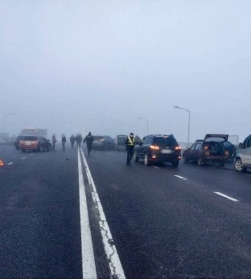 Во Львове на мосту столкнулись 27 машин