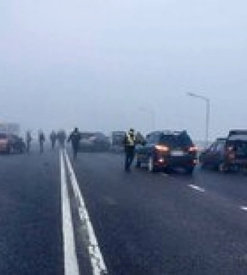 Во Львове произошло масштабное ДТП, столкнулись 27 авто: появились подробности и видео с места аварии