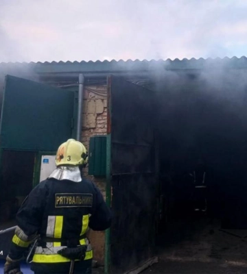 У Рівному під час пожежі в гаражі врятували автомобіль