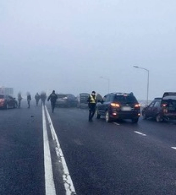 Во Львове столкнулись почти 30 автомобилей: фото и видео масштабного ДТП