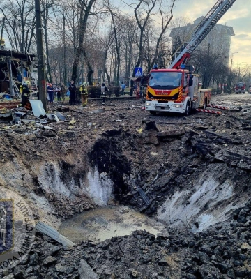 У Шевченківському районі Києва виявлено бойову частину ракети біля багатоповерхівки, відео